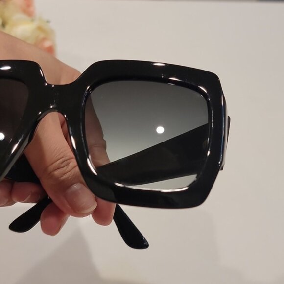 Authentic Gucci sunglasses with case - Picture 8 of 12